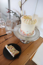 Load image into Gallery viewer, 100's and 1000's cake